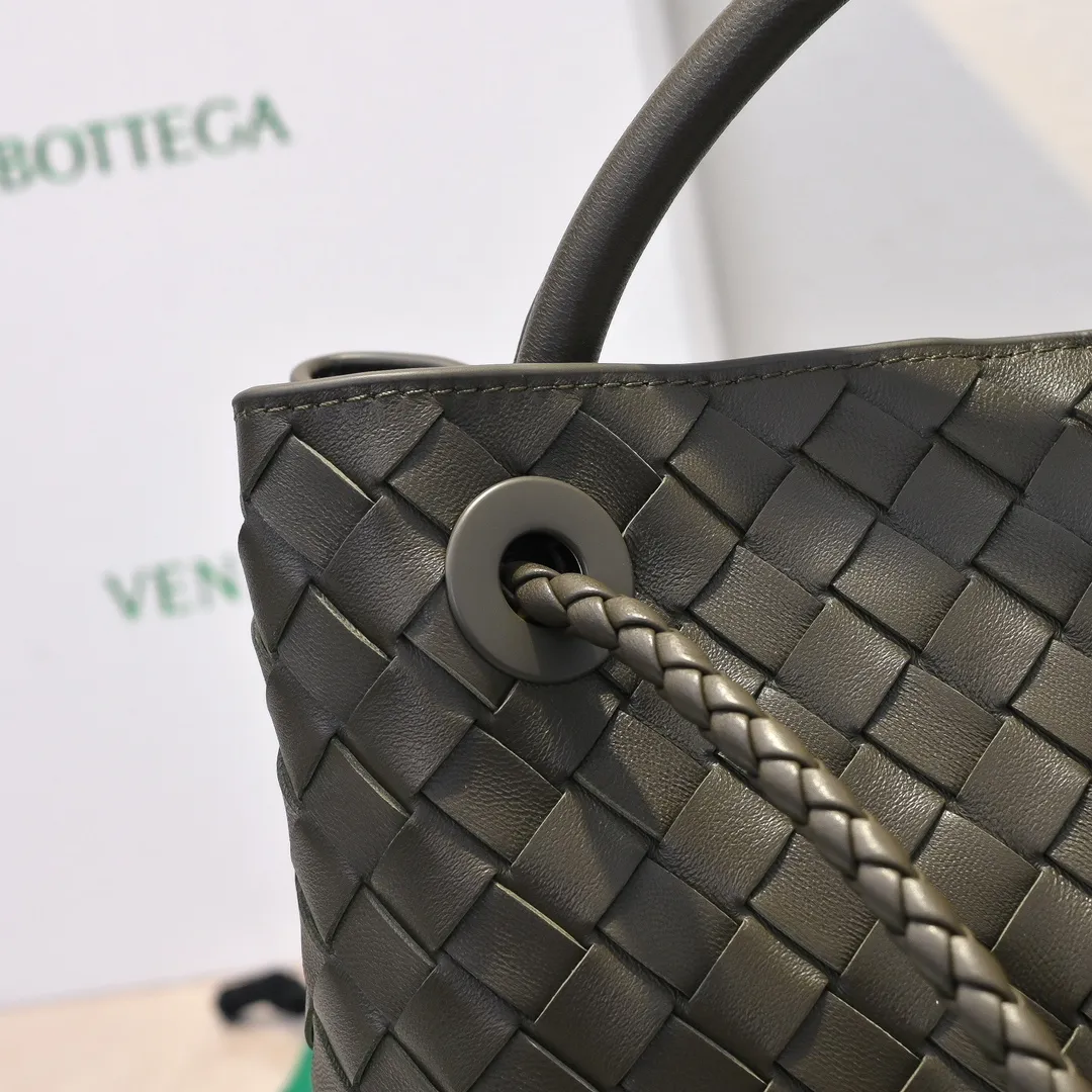 The 2023 new Andiamo batch of 2260 BV has been shipped‼ ️Really popular🔥The new Andiamo woven handbag launched by Bottega Veneta this season is really popular all over the world! ! Celebrities at home and abroad have worn it, and Oscar-winning actress Michelle Yeoh has taken it out on the street. Song Jia, Trai Yara, Yu Feihong, Sanji Ayaka, Rosie Hunting-Whiteley, Yoshioka Riho, etc. have all picked up this bag. It is classic and versatile, showing off its temperament, and the bag capacity is also large, which is very convenient for daily commuting! ! A variety of carrying methods, the shoulder straps can be adjusted by yourself, the original lambskin feels soft and delicate, and the unisex style breaks gender boundaries and brings a more practical and longer-lasting use experience. Andiamo, which has both elegant and casual styles, perfectly interprets the true appearance of "fashionable old money style". Style number: 8463 Size: 32*24*12
